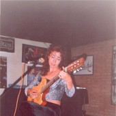 Angela Muro tocando a guitarra