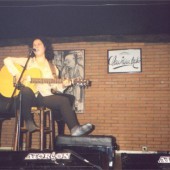 Inma Serrano cantando e tocando a guitarra