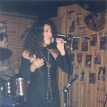 Paula Bas cantando